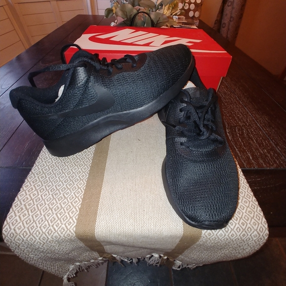 NIB Nike Tanjun black on black